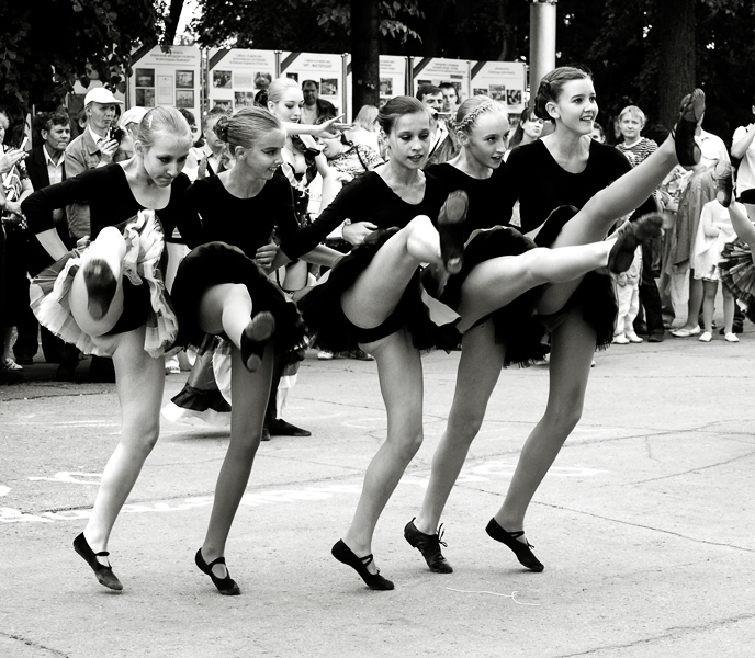 Танцующие девушки в юбках