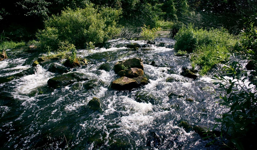Песня бежит река слушать. А по камушкам речка. Бежит река. А по камешкам по камешкам речка бежит.