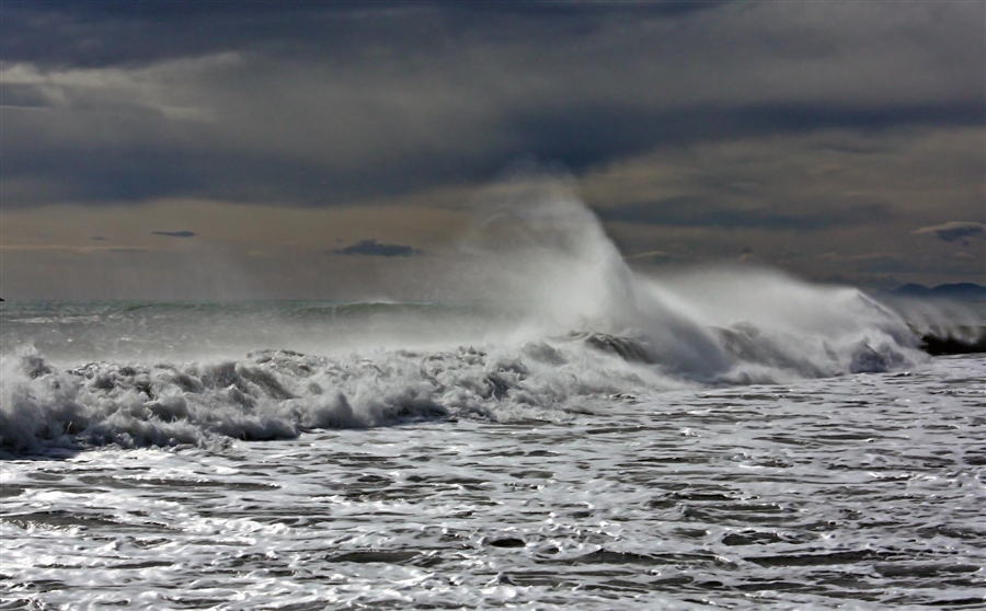 Разное состояние моря. Камчатка шторм. Море в разную погоду. Штиль и шторм на море. Состояние моря.