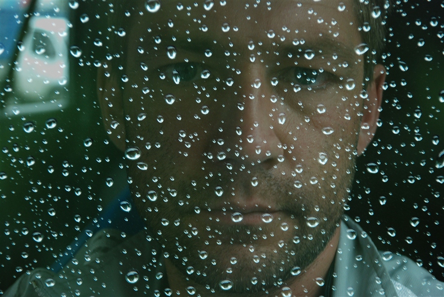 За окном дождь тайпан песня. Дождь в лицо. Парень у окна дождь. Лицо под дождем. Дождливое окно лицо.
