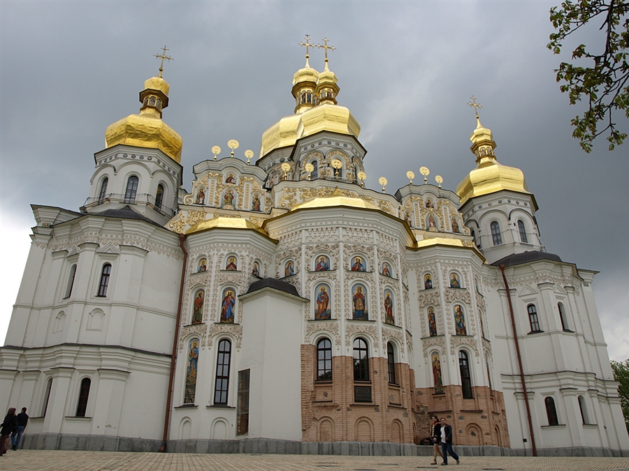 Успенский собор Почаевской Лавры снаружи