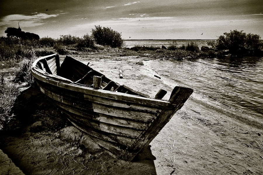На берегу большой реки жил. Старая деревянная лодка. Старая лодка на берегу. Разбитая деревянная лодка. Лодки деревянные на берегу.