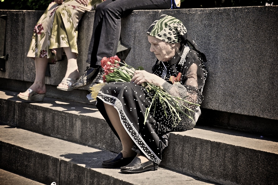 9 мая бабушки. День Победы слезы. Слезы ветеранов. Плачущие ветераны. День Победы праздник со слезами на глазах.