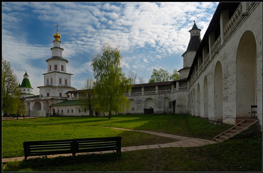 Монастырский двор