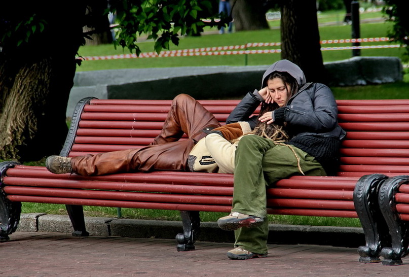 Мужчина на скамейке в парке