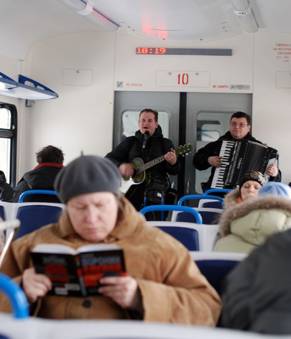 Электричка москве петушках. Электричка Москва-Петушки. Электропоезд Москва Петушки. Поезд Москва Петушки. Электрички Петушки.