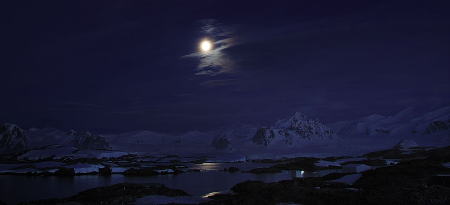 Полярный круг луна. Антарктида ночью. Арктика ночью. Северный полюс ночью. Фон Арктики ночью.