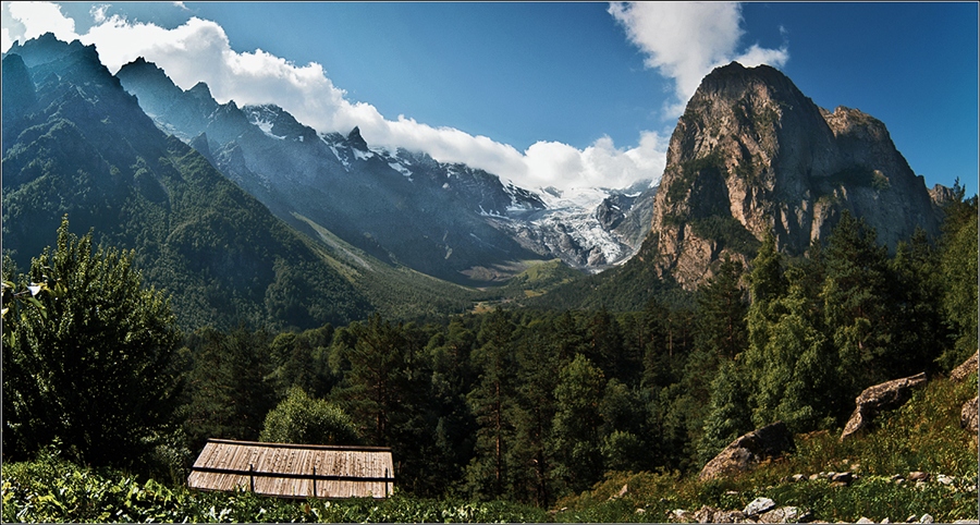 Вертикальная фото гора монах летом цей