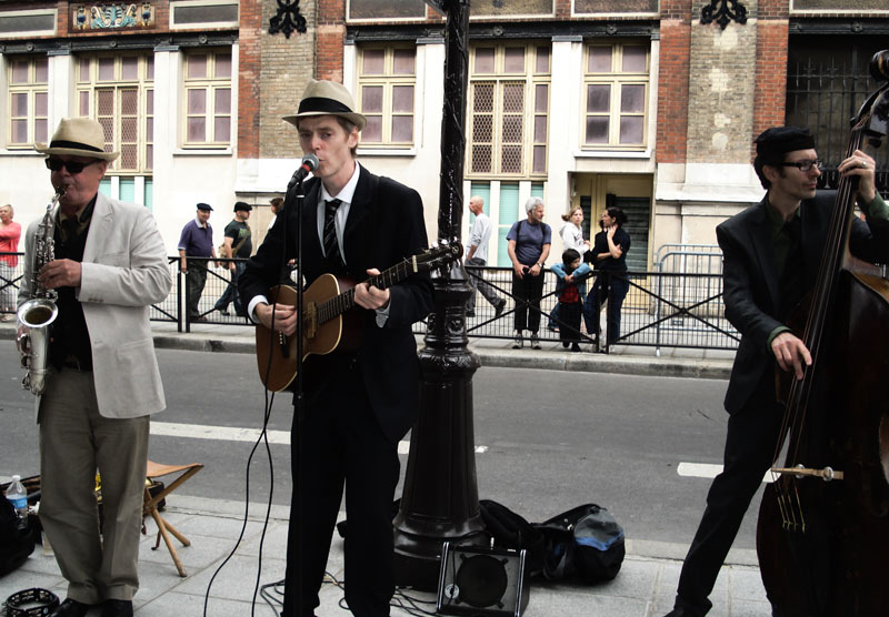 Слушать французов. Парижские музыканты. Уличные музыканты. Музыканты Франции. Уличные музыканты в Париже.
