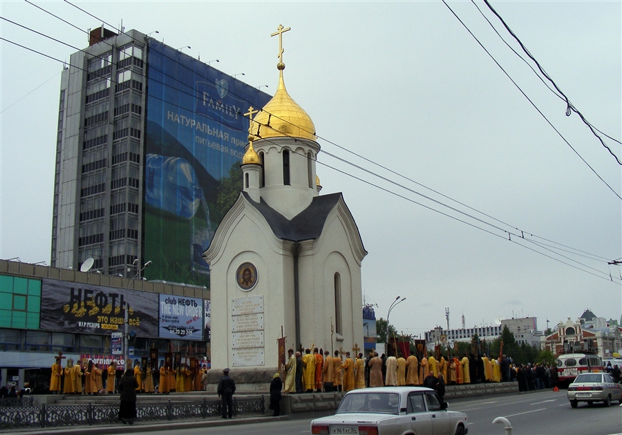 Часовня в Новосибирске на фоне