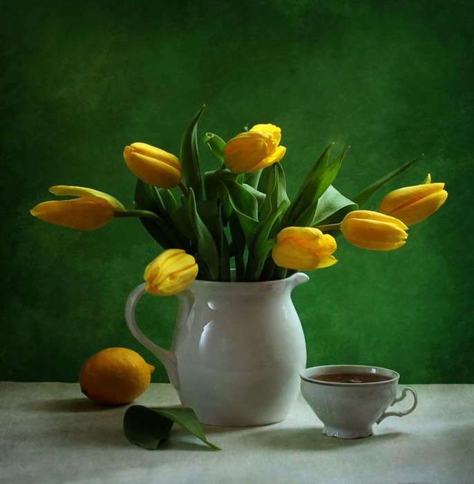 Желтые тюльпаны в вазе фото