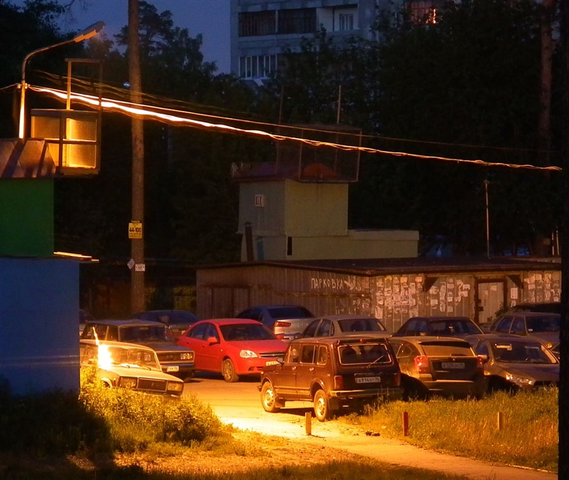 По ночам я во дворе вижу. Ночной двор. парковка во дворе ночью. парковочные фонари во дворе. ночная стоянка фонарь.