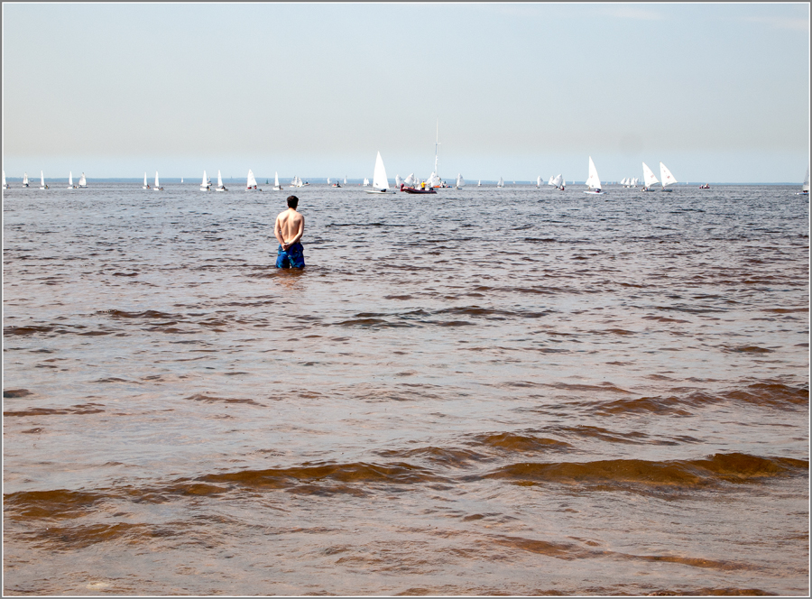 Чтобы экипажу море было по колено. Море по колено. Море поколено. Балтийское море по колено. Море по колено фото.