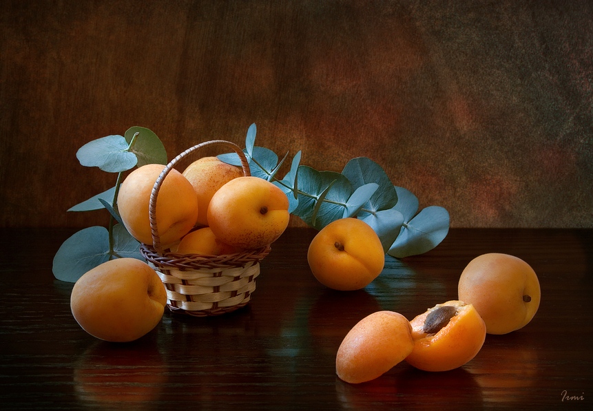 Фото абрикосов и персиков. Абрикосы живопись. Натюрморт с абрикосами. Натюрморт с персиками и абрикосами. Натюрморт с персиком.